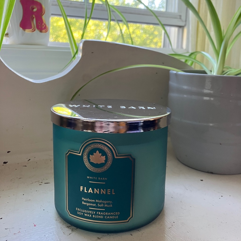 Flannel 3 Wick White Barn Candle! Mahogany, Bergamot & Musk - Picture 2 of 6